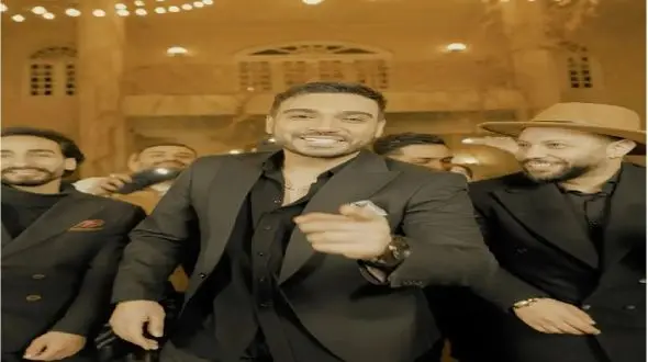 فیلم آوازخوانی باشکوه سینا درخشنده در خیابون بین مردم! / یهو شد کنسرت خیابونی!