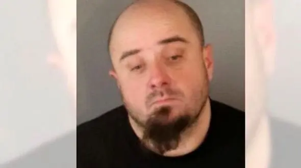 عکس یک مرد که به  مسجد حمله کرد! / او آزاد شد 