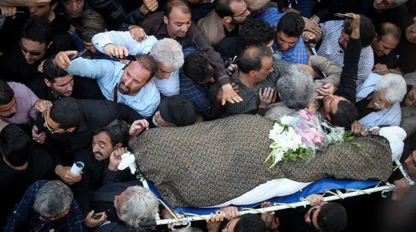 وقیح ترین اقدام در مراسم تشییع ناصر ملک مطیعی+ فیلم و عکس 