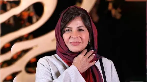 فیلم / نگاهی به چیدمان  شاهانه و مجلل خانه سیما تیرانداز / از پرده‌ها و لوسترهای اعیانی تا فرش خوشرنگ ایرانی و کابینت‌های چشم نواز