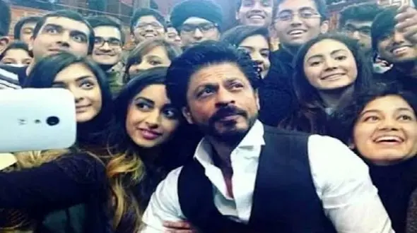 این زن چشم رنگی و زیبا بادیگارد شاهرخ خان است / عکس این خانم خشن و دلربا را ببینید!