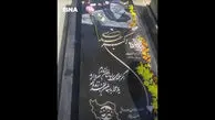 اعتراض خانواده اکبر عبدی به سنگ مزاری که بدون اجازه آنها نصب شد / آن را عوض خواهیم کرد