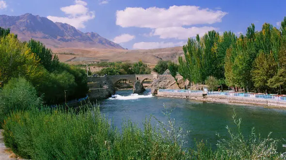 پل تاریخی زمان خان سامان از جاذبه های دیدنی چهار محال و بختیاری 