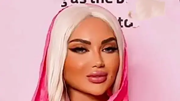 این زن زیبای ایرانی را می شناسید ؟! /  آنقدر عمل کرد باربی شد ! + عکس 