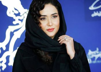 فیلم آواز شاد /  آموزش رقص داداش بزرگه پریناز ایزدیار وسط خانم ها /   خانما هم دست میزنن کیف میکنن !