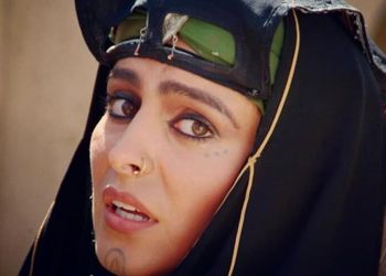 فیلم / پیانو نوازی احساسی مرحوم ماهچهره خلیلی بازیگر مختارنامه /  با آهنگ غمگین دوری تو جان مرا به لب رسانده  !