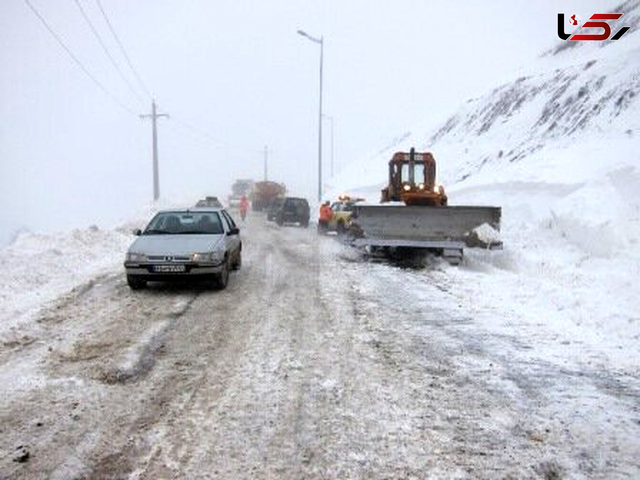 برف راه ارتباطی ۷۳۳ روستای لرستان را قطع کرد