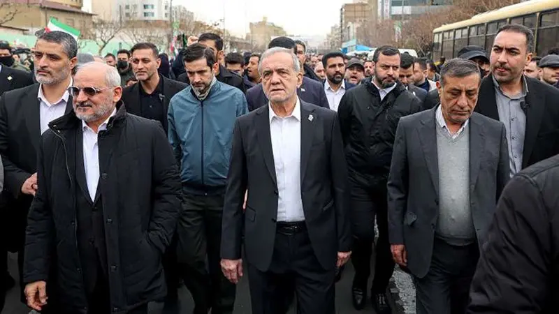 مسعود پزشکیان در جمع راهپیمایان مراسم گرامیداشت سالروز پیروزی انقلاب 22 بهمن 1404 در میدان آزادی تهران