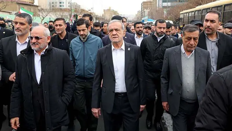 مسعود پزشکیان در جمع راهپیمایان مراسم گرامیداشت سالروز پیروزی انقلاب 22 بهمن 1404 در میدان آزادی تهران