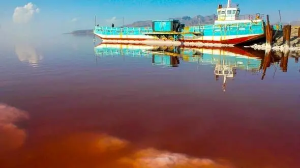 کشتی آرتمیا پس از 7 سال در دریاچه ارومیه شناور شد