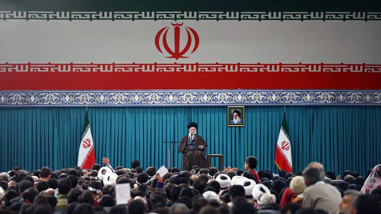 دیدار جمعی از رأی اولی‌ها و خانواده‌های شهدا با رهبر انقلاب حضرت آیت الله العظمی سید علی خامنه ای 1402/12/9