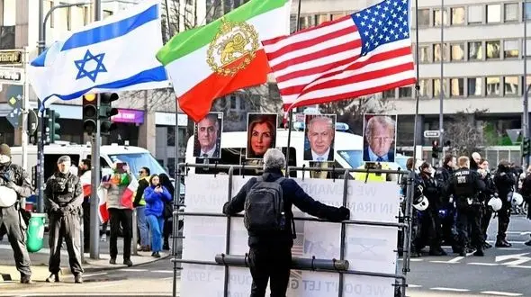 موافقان حمله نظامی به ایران غافل و خائن هستند