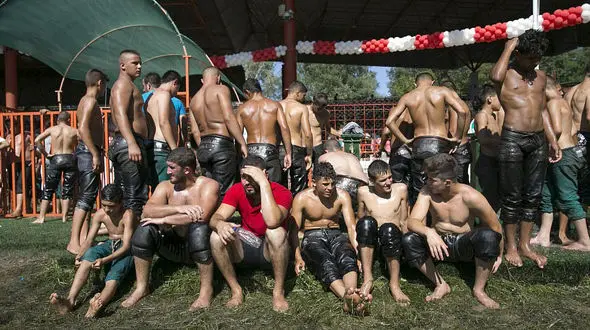 تصاویر دیدنی از کشتی گیران روغنی در ترکیه +فیلم