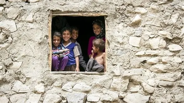 فقر شدید کارگران روزمزد اردبیلی با نُه سر عایله / خانواده هایی ساکن اتاق های گِلی، بی آب و برق 
