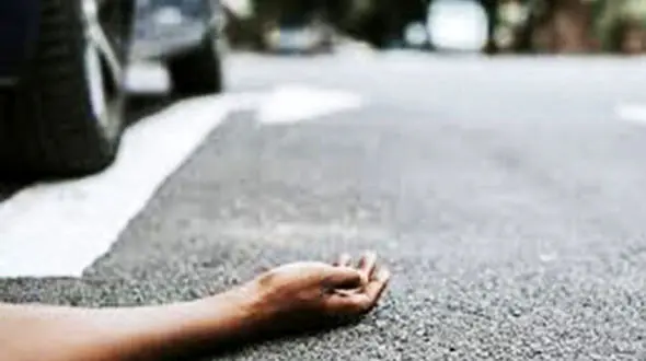 ببینید / لحظه تصادف هولناک موتورسوار با دختر جوان وسط خیابان! + فیلم دلخراش