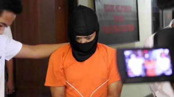 مرد جوان زن همسایه را در اتاق خواب خفه کرد / او فضول بود ! + عکس 