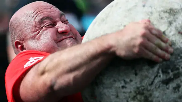 تصاویری از رقابت مردان آهنین بر سر وزنه های چند صد کیلویی 