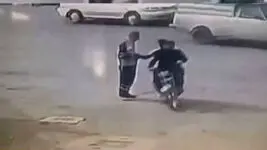 فیلم/ سارق موبایل پاکبان مشهدی دستگیر شد/ پشیمانم، غلط کردم