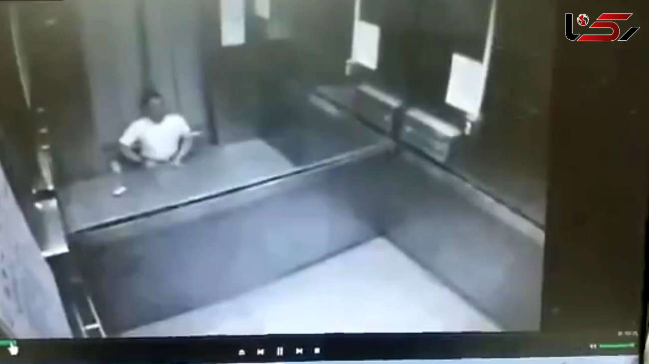 یک مرد  بین آسانسور گیر کرد و مرد