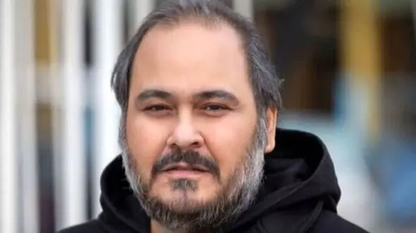 کیک تولد متفاوت رضا داوودنژاد به همراه باکس گل شیک در خانه اش+عکس