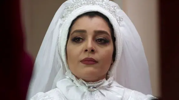 سورپرایز جشن تولد ساره بیات با لباس عروس+ ویدیو/ جا خوردن خانم بازیگر از مواجه شدن با کیک و تزئینات و ...