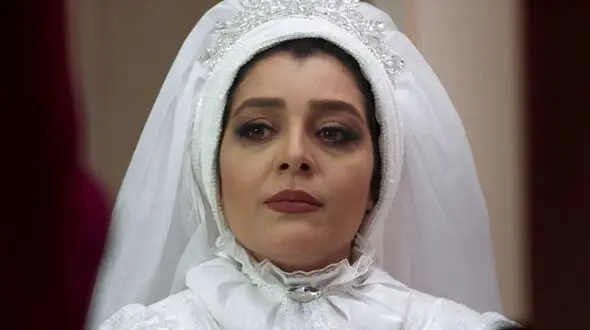 سورپرایز جشن تولد ساره بیات با لباس عروس+ ویدیو/ جا خوردن خانم بازیگر از مواجه شدن با کیک و تزئینات و ...