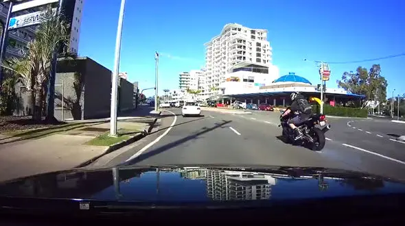 حادثه ای عجیب برای یک موتورسوار در خیابان+ فیلم