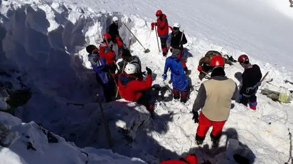 کشف بخش های دیگری از پیکرها در ارتفاعات/ احتمال ریزش بهمن بالا ست