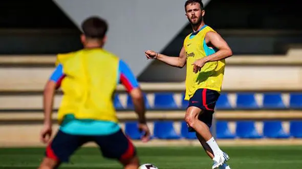 میلان به دنبال خرید هافبک بارسلونا