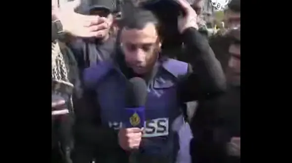 فیلم / خبرنگاران در غزه جلیقه ضدگلوله را از تن درآوردند