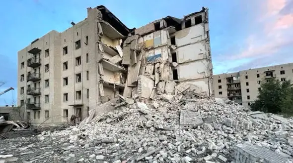 فیلم حمله موشکی به یک آپارتمان در شرق اوکراین / ببینید