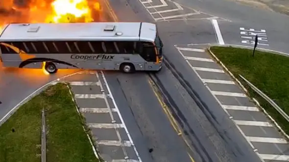 فیلم لحظه تصادف شدید تریلی تانکر با 2 خودرو + فیلم و عکس