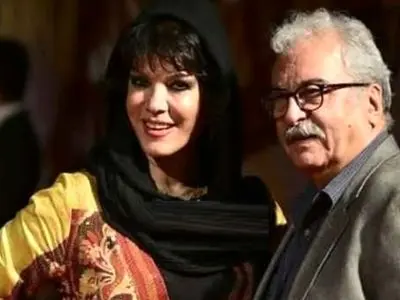 عکس ها / نگاهی به چیدمان اصیل ایرانی خانه فرزانه کابلی، مامان علی کوچولو و همسرش هادی مرزبان /  از رنگ خاص مبلمان تا آینه های قدی از گل آرایی و نقاب های چوبی روی دیوار تا فرش ابریشم ایرانی 