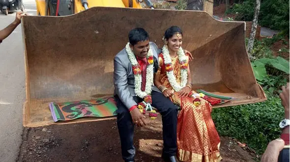 عروس و داماد با تراکتور به حجله رفتند! + عکس