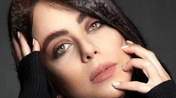 عکس ها / تغییر ظاهر خانم بازیگر در مجری گری برنامه رمضانی تلویزیون  / تفاوت استایل الهام اخوان بیرون صدا و سیما تا روی آنتن