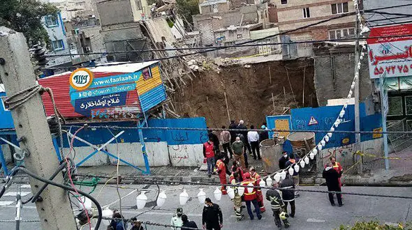  عملیات آوار برداری ریزش ساختمان در منطقه فلاح تهران متوقف شد + فیلم