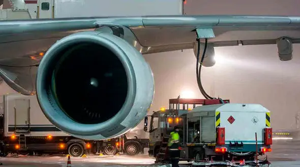 فوران بنزین هنگام سوخت گیری هواپیما در فرودگاه + فیلم 