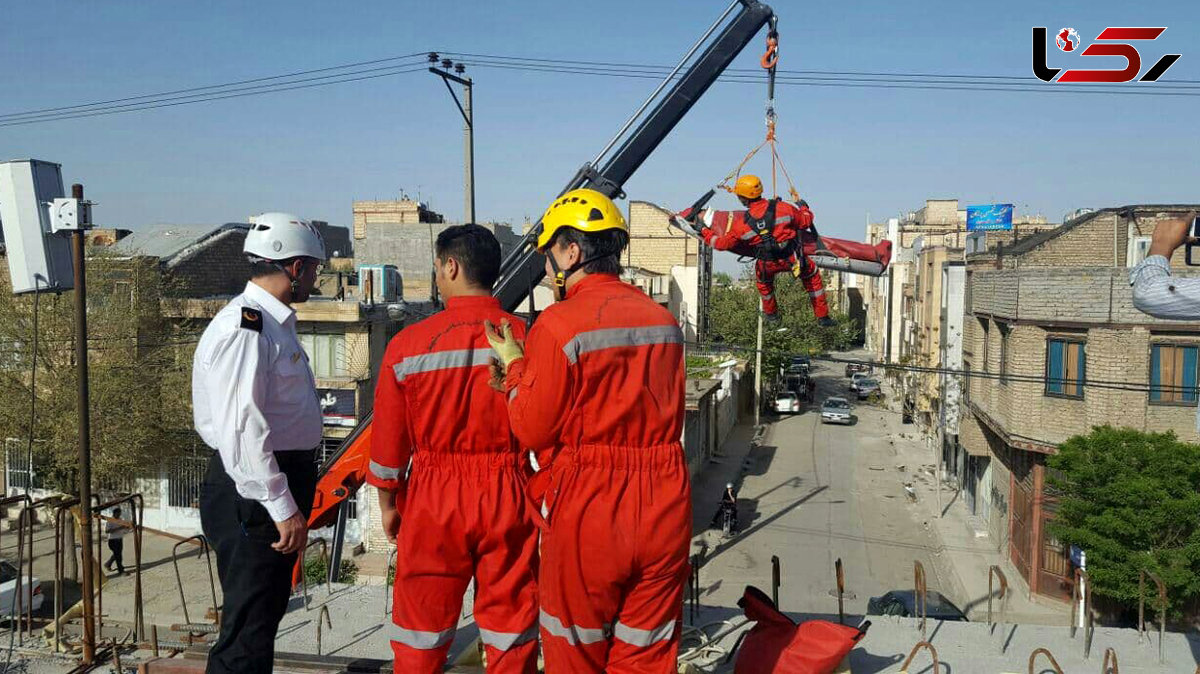 خشک شدن ناگهانی کارگر میانسال روی پل هوایی / در مشهد رخ داد 