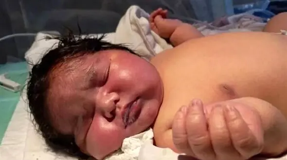 تولد سنگین ترین نوزاد ایران در زایمان طبیعی + عکس های نمکین