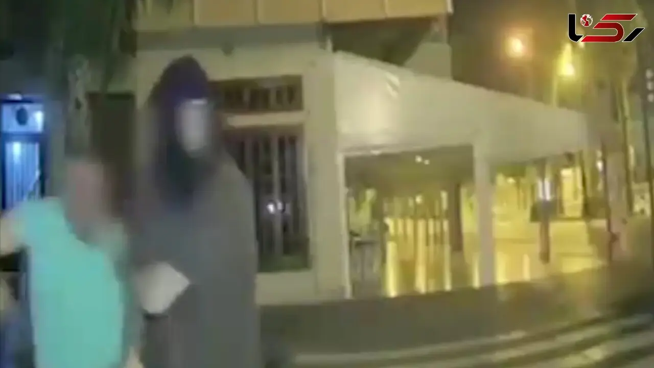 لحظه غافلگیری مشتری در مقابل عابر بانک توسط دزد نقابدار+ فیلم