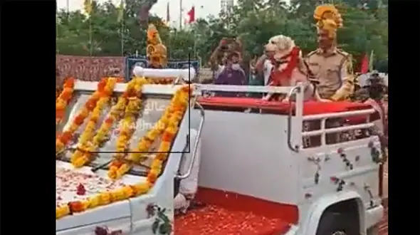 ببینید/ مراسم جالب بازنشستگی یک سگ از خدمت در هند + فیلم