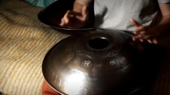 ساختن و نواختن یک ساز موسیقی خاص توسط هنرمند اوکراینی+فیلم