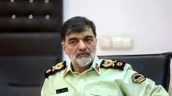 عکس؛ سفر در زمان؛ سردار رادان در حال بوسه زدن بر پیشانی پسر سردار سلیمانی؛ سال 1402