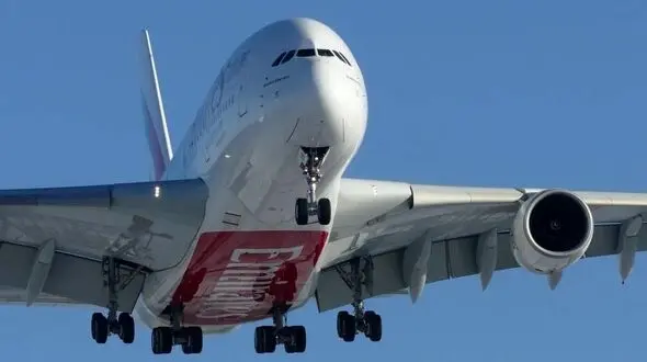 جلال و جبروت ایرباس A380 بزرگترین هواپیمای مسافربری جهان در هنگام فرود