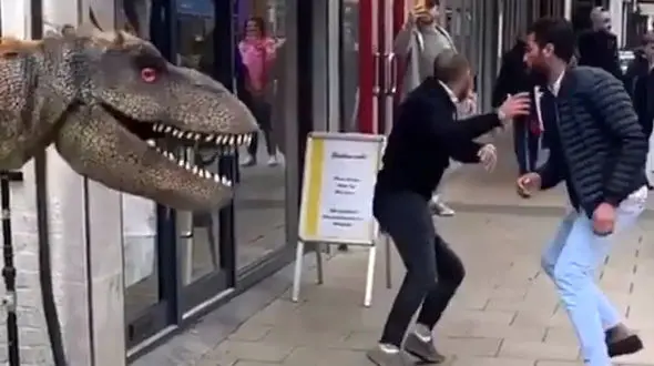 دایناسور به مردم در خیابان حمله کرد + فیلم