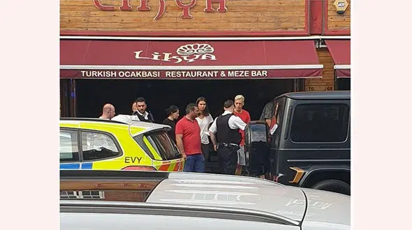 حمله سارقان چاقو به دست به خودرو بازیکن معروف فوتبال +عکس و فیلم