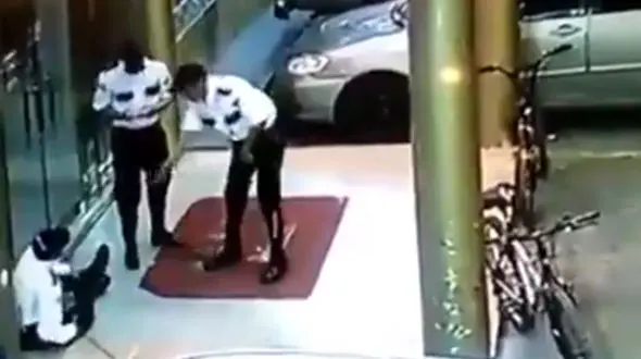 شلیک اتفاقی محافظ رستوران به همکارش+ فیلم تیراندازی مرگبار