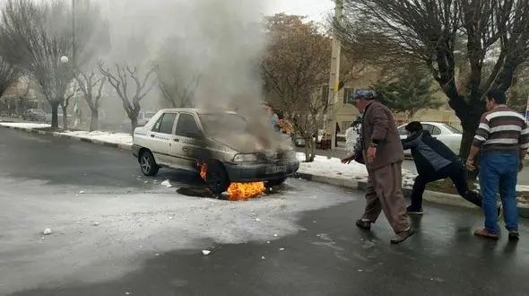 فیلمی از لحظه آتش گرفتن یک پراید در مهاباد + عکس