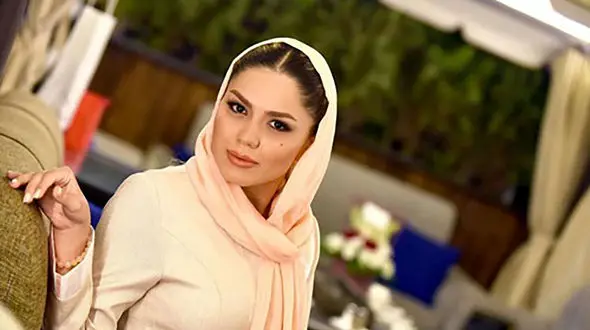 
لباس های عجیب آزاده زارعی کنار دریا + عکس
