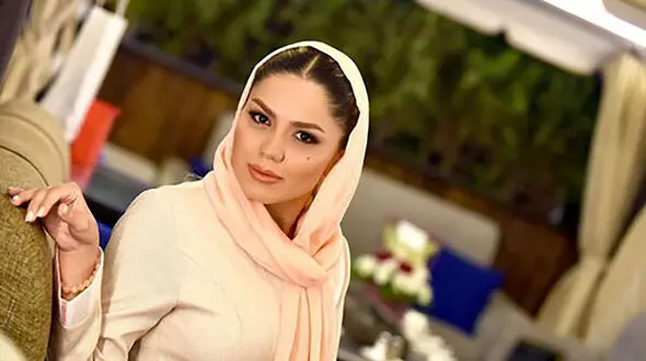 
لباس های عجیب آزاده زارعی کنار دریا + عکس

